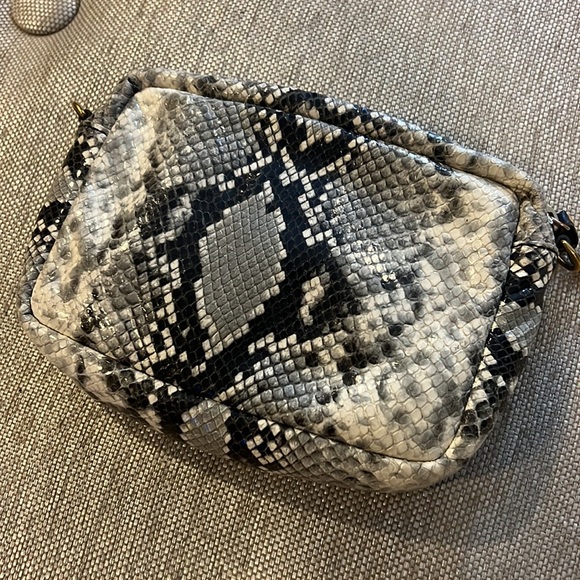 Clare v crossbody - Picture 4 of 10